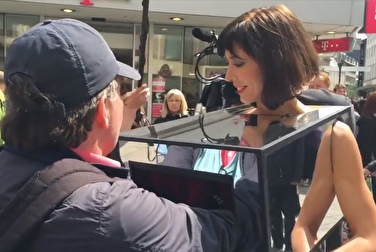 Красотка Мило даёт потрогать свои сиськи и клитор на улице