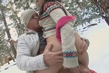 Взял стройную девушку на руки и вытрахал на морозе