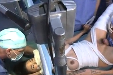 Парализованную девушку трахают и лапают доктора