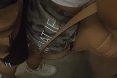 Пристроился к попе незнакомки, а она ещё и киску дала потрогать