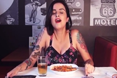 Красивую брюнетку доводят вибротрусиками до оргазма в ресторане