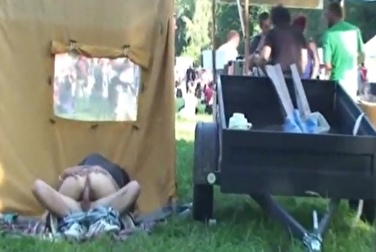 Трахающуюся на концерте пару рокеров засняли на скрытую камеру 